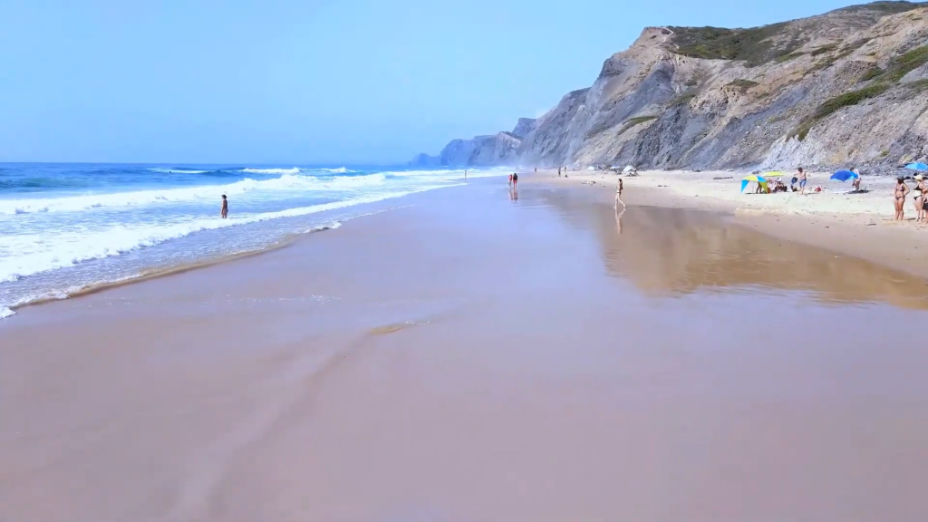 Crude oil pollutes beaches Algarve